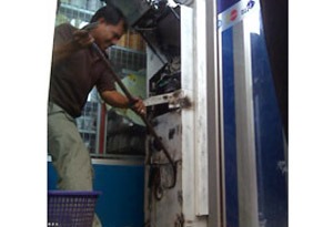 Gunakan Mesin Las, Naga swalayan di Rampok